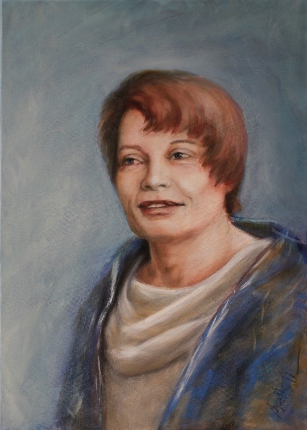 Blick zurück, Portrait einer Frau mit kurzen rotbraunen Haaren und blauem Tuch